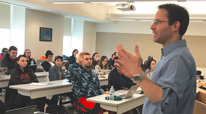 Jonathan Anzalone, a UUP member and assistant director of SUNY Stony Brook’s Center for News Literacy, shows students the elements of fake news and ways they can identify direct evidence of fact-based information. Photo by Liza Frenette.